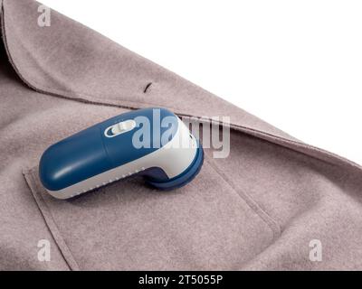 Maschine zum Schneiden von Granulaten und Entfernen von Fusseln aus Textilien. Ein Spezialgerät zum Entfernen von Fusseln und Granulaten aus Gewebe. Stockfoto
