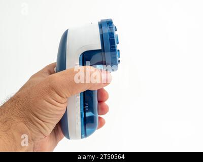 Maschine zum Schneiden von Granulaten und Entfernen von Fusseln aus Textilien. Ein Spezialgerät zum Entfernen von Fusseln und Granulaten aus Gewebe. Stockfoto