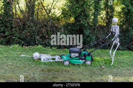 Ghul Halloween Vogelscheuchen Skelett mit Rasenmäher. Stockfoto