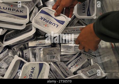 Kopenhagen, Dänemark /02. November. 023/. Lebensmittelwaren im Lebensmittelgeschäft in Danih Hauptstadt Kopenhagen Denamrk. Photo.Francis Joseph Dean/Dean Pictures Credit: Imago/Alamy Live News Stockfoto