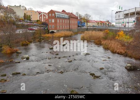 Stromstad, Schweden - 1. November 2016: Breiter und seichter Stromsan River am regnerischen Herbsttag in der Stadt Stromstad. Stockfoto