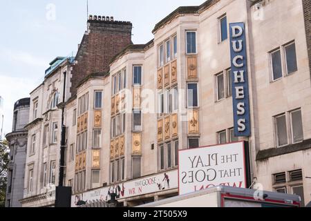 Das Stück, das schief geht im Duchess Theatre, Catherine Street, London, WC2, England, GROSSBRITANNIEN Stockfoto