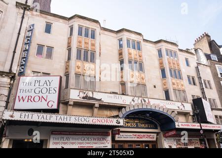 Das Stück, das schief geht im Duchess Theatre, Catherine Street, London, WC2, England, GROSSBRITANNIEN Stockfoto