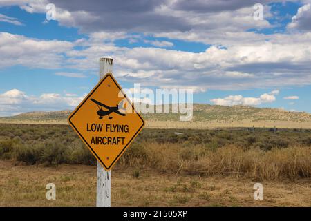 Reno, Nevada, USA, - 16. September 2023: Schild für Flugzeuge in der Nähe der Start- und Landebahn am Flughafen Stead. Stockfoto
