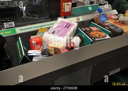 Kopenhagen, Dänemark /02. November. 023/. Lebensmittelwaren im Lebensmittelgeschäft in Danih Hauptstadt Kopenhagen Denamrk. Photo.Francis Joseph Dean/Dean Pictures Credit: Imago/Alamy Live News Stockfoto