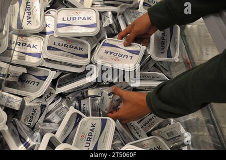 Kopenhagen, Dänemark /02. November. 023/. Lebensmittelwaren im Lebensmittelgeschäft in Danih Hauptstadt Kopenhagen Denamrk. Photo.Francis Joseph Dean/Dean Pictures Credit: Imago/Alamy Live News Stockfoto