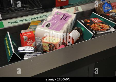 Kopenhagen, Dänemark /02. November. 023/. Lebensmittelwaren im Lebensmittelgeschäft in Danih Hauptstadt Kopenhagen Denamrk. Photo.Francis Joseph Dean/Dean Pictures Credit: Imago/Alamy Live News Stockfoto