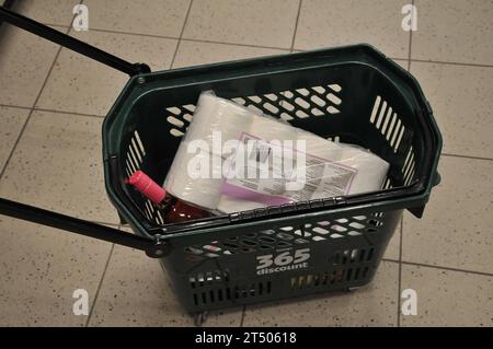 Kopenhagen, Dänemark /02. November. 023/. Lebensmittelwaren im Lebensmittelgeschäft in Danih Hauptstadt Kopenhagen Denamrk. Photo.Francis Joseph Dean/Dean Pictures Credit: Imago/Alamy Live News Stockfoto