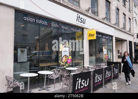 Itsu Fast-Food-Restaurant an der Great Queen Street, Covent Garden, London, WC2, England, GROSSBRITANNIEN Stockfoto