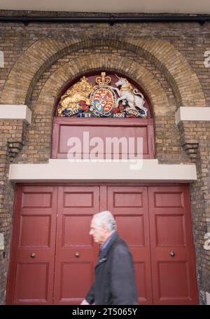 Nahaufnahme der Royal Crown, Dieu et Mon Droit und Lion and the Unicorn außerhalb des Theaters Royal Drury Lane, London, England, Großbritannien Stockfoto