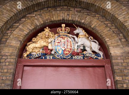 Nahaufnahme der Royal Crown, Dieu et Mon Droit und Lion and the Unicorn außerhalb des Theaters Royal Drury Lane, London, England, Großbritannien Stockfoto