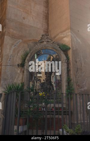 Palermo, Sizilien, 2016. Ein Straßenschrein mit einer Statue der Madonna für Pilger (vertikal) Stockfoto