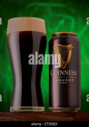 Mansfield,Nottingham,Vereinigtes Königreich,Oktober 2023:Studio-Produktbild einer Dose und eines Pint Guinness. Stockfoto