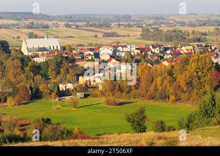 Herbstlandschaft mit einem Panorama der Stadt Bodzentyn, Provinz Swietokrzyskie, Polen. Malerischer Blick auf das Tal und die farbenfrohen Felder am Hügel. Stockfoto