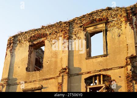 Fensteröffnungen in der alten Ziegelmauer vor blauem Himmel. Ruinen der Burg in Bodzentyn. Provinz Swietokrzyskie, Polen. Stockfoto