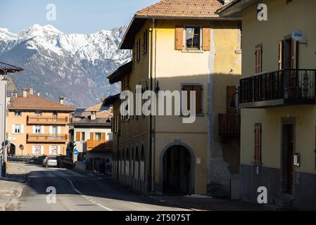 Italienische Bergstadt Breguzzo in den alpen. Adamello Brenta Park in den dolomiten in den italienischen Alpen im Trentino. Stockfoto