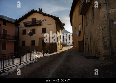 Italienische Bergstadt Breguzzo in den alpen. Adamello Brenta Park in den dolomiten in den italienischen Alpen im Trentino. Stockfoto