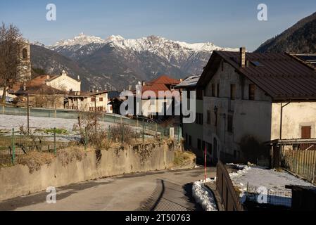 Italienische Bergstadt Breguzzo in den alpen. Adamello Brenta Park in den dolomiten in den italienischen Alpen im Trentino. Stockfoto