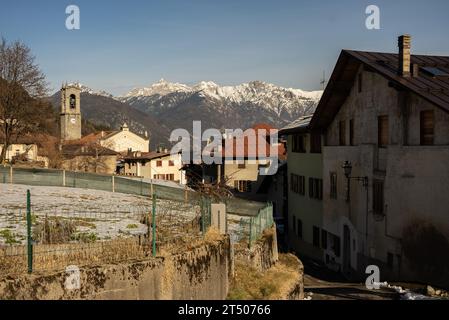 Italienische Bergstadt Breguzzo in den alpen. Adamello Brenta Park in den dolomiten in den italienischen Alpen im Trentino. Stockfoto