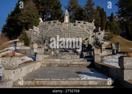 Italienische Bergstadt Breguzzo in den alpen. Adamello Brenta Park in den dolomiten in den italienischen Alpen im Trentino. Stockfoto