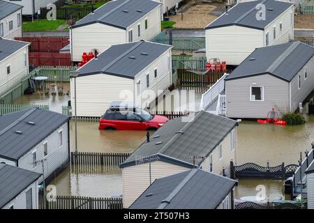 Der Freshwater Beach Holiday Park in Burton Bradstock, Dorset, erlitt schwere Überschwemmungen und einen Sturm von Wellen, als der Sturm Ciaran den Süden Englands traf. Stockfoto