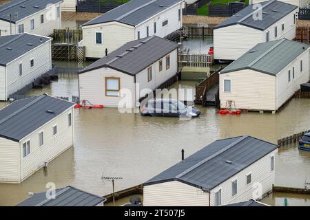 Der Freshwater Beach Holiday Park in Burton Bradstock, Dorset, erlitt schwere Überschwemmungen und einen Sturm von Wellen, als der Sturm Ciaran den Süden Englands traf. Stockfoto