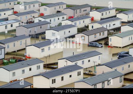 Der Freshwater Beach Holiday Park in Burton Bradstock, Dorset, erlitt schwere Überschwemmungen und einen Sturm von Wellen, als der Sturm Ciaran den Süden Englands traf. Stockfoto