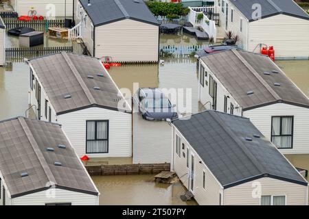 Der Freshwater Beach Holiday Park in Burton Bradstock, Dorset, erlitt schwere Überschwemmungen und einen Sturm von Wellen, als der Sturm Ciaran den Süden Englands traf. Stockfoto