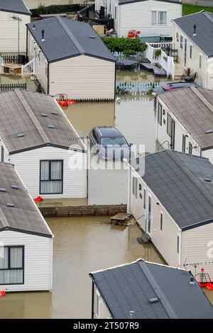 Der Freshwater Beach Holiday Park in Burton Bradstock, Dorset, erlitt schwere Überschwemmungen und einen Sturm von Wellen, als der Sturm Ciaran den Süden Englands traf. Stockfoto