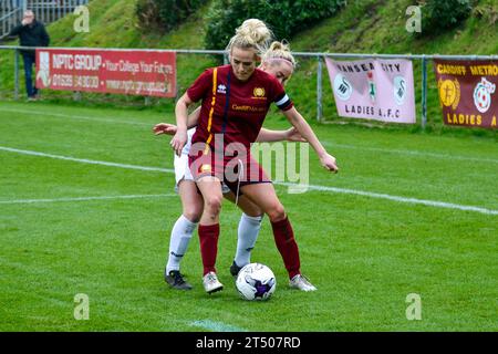 Neath, Wales. 22. Januar 2017. Robyn Pinder von Cardiff Met Ladies schützt den Ball vor Ria Hughes von Swansea City Ladies während des Spiels der Waliser Premier Women's League zwischen den Swansea City Ladies und den Cardiff Met Ladies an der Llandarcy Academy of Sport in Neath, Wales, Großbritannien am 22. Januar 2017. Quelle: Duncan Thomas/Majestic Media. Stockfoto