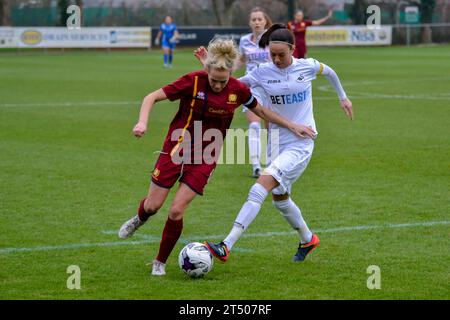 Neath, Wales. 22. Januar 2017. Robyn Pinder von Cardiff Met Ladies (links) wird am 22. Januar 2017 von Alicia Powe von Swansea City Ladies in der Walisischen Premier Women's League zwischen den Swansea City Ladies und den Cardiff Met Ladies in der Llandarcy Academy of Sport in Neath, Wales, Großbritannien, bekämpft. Quelle: Duncan Thomas/Majestic Media. Stockfoto