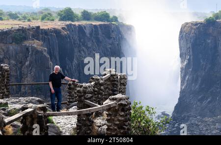 Livingstone, Sambia. November 2023. Bundespräsident Frank-Walter Steinmeier besucht die Victoria Falls an der Grenze zwischen Sambia und Simbabwe. Mit einer Ausdehnung von über 1,7 Kilometern sind sie die breitesten Wasserfälle der Welt. Bundespräsident Steinmeier besucht diese Woche die ostafrikanischen Länder Tansania und Sambia. Quelle: Bernd von Jutrczenka/dpa/Alamy Live News Stockfoto