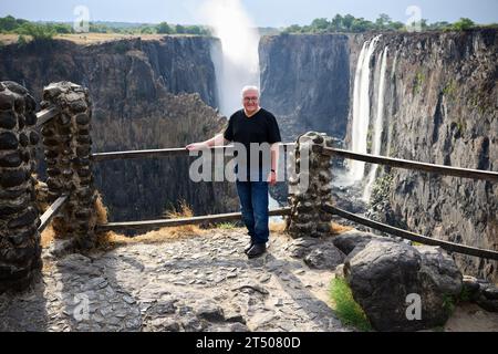 Livingstone, Sambia. November 2023. Bundespräsident Frank-Walter Steinmeier besucht die Victoria Falls an der Grenze zwischen Sambia und Simbabwe. Mit einer Ausdehnung von über 1,7 Kilometern sind sie die breitesten Wasserfälle der Welt. Bundespräsident Steinmeier besucht diese Woche die ostafrikanischen Länder Tansania und Sambia. Quelle: Bernd von Jutrczenka/dpa/Alamy Live News Stockfoto