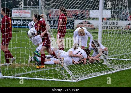 Neath, Wales. 22. Januar 2017. Die Spieler der Swansea City Ladies feiern das zweite Tor ihrer Mannschaft während des Spiels der Waliser Premier Women's League zwischen den Swansea City Ladies und Cardiff Met Ladies am 22. Januar 2017 in der Llandarcy Academy of Sport in Neath, Wales, Großbritannien. Quelle: Duncan Thomas/Majestic Media. Stockfoto