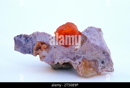 Feueropal ist eine Edelsteinsorte von Opal. Probe auf Matrix. Stockfoto