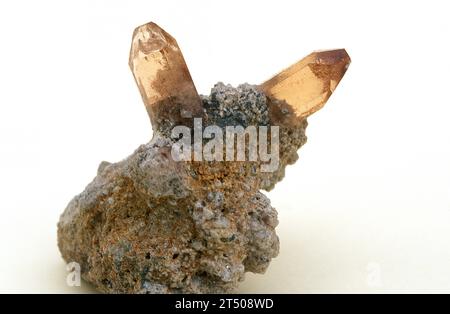 Topaz ist ein Aluminium-Fluor-Silikat-Mineral. Kristalle auf Matrix. Stockfoto