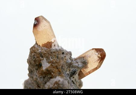 Topaz ist ein Aluminium-Fluor-Silikat-Mineral. Kristalle auf Matrix. Stockfoto