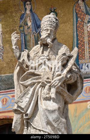 Barocke Statue auf der Balustrade (1702 n. Chr.), Basilika di Santa Maria in Trastevere, Rom, Italien Stockfoto