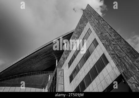 Eckige Architektur, Atradius-Gebäude, Cardiff Bay, Wales, Großbritannien gebaute Umgebung. Brutal. Stahl, Beton und Glas. Bürofläche. Stockfoto