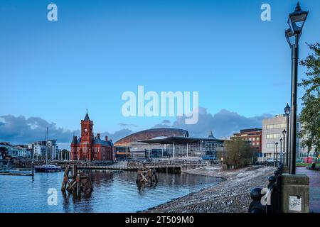 Hübscher herbstlicher Blick auf die atemberaubende Cardiff Bay, viele sichtbare Sehenswürdigkeiten, einschließlich des Pierhead Building (1897) und des walisischen Parlamentsgebäudes. Stockfoto