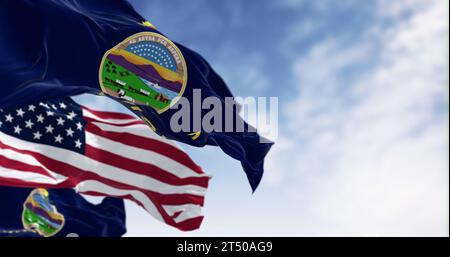 Kansas-Bundesflagge und die amerikanische Flagge winken an klaren Tagen im Wind. US-Bundesflagge. Stolz und Patriotismus. 3D-Darstellung. Welligkeit Stockfoto