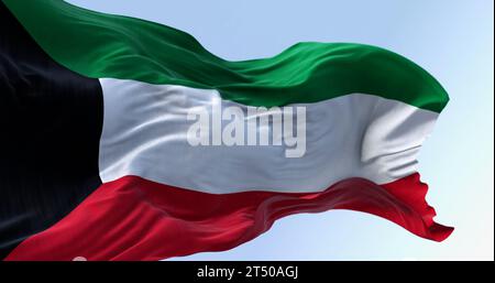 Nahaufnahme der kuwaitischen Nationalflagge, die im Wind winkt. Horizontale Streifen in Grün, weiß und Rot mit einem schwarzen Trapez auf der linken Seite. 3D Illustrati Stockfoto