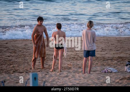 Kinder am Strand Grande Plage bei Sonnenuntergang in Saint Jean de Luz, Fischerstadt an der Mündung des Nivelle im südwestfranzösischen Baskenland Stockfoto