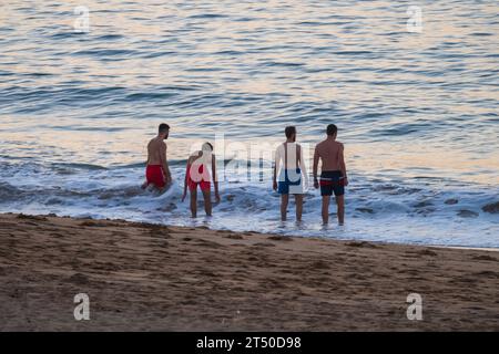 Kinder am Strand Grande Plage bei Sonnenuntergang in Saint Jean de Luz, Fischerstadt an der Mündung des Nivelle im südwestfranzösischen Baskenland Stockfoto