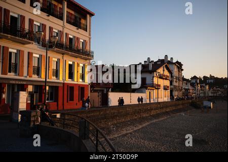 Promenade Jacques Thibaud vor dem Grande Plage Strand von Saint Jean de Luz, Fischerstadt an der Mündung des Nivelle, im Süden Stockfoto