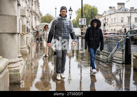 London, Großbritannien. 2. November 2023. Wetter in Großbritannien - Touristen in Whitehall sind vom starken Regen betroffen, da die Auswirkungen des Sturms Ciaran in der Hauptstadt zu spüren sind. Das Met Office hat eine gelbe Wetterwarnung veröffentlicht, die starke Regenfälle und starke Winde für London und den Südosten vorhersagt. Quelle: Stephen Chung / Alamy Live News Stockfoto