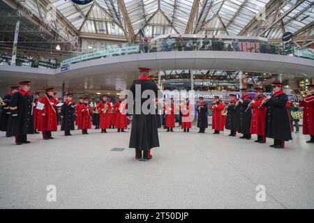 London, Großbritannien. 2. November 2023. Die Band der Grenadier-Garde der Haushaltsabteilung tritt auf der Waterloo Station als Teil des Mohnappells der Royal British Legion auf, bevor das Vereinigte Königreich den Gedenktag beobachtet, um an den Briitish and Commonwealth Militär aus früheren Konflikten Credit amer ghazzal/Alamy Live News zu erinnern Stockfoto