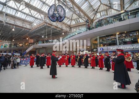 London, Großbritannien. 2. November 2023. Die Band der Grenadier-Garde der Haushaltsabteilung tritt auf der Waterloo Station als Teil des Mohnappells der Royal British Legion auf, bevor das Vereinigte Königreich den Gedenktag beobachtet, um an den Briitish and Commonwealth Militär aus früheren Konflikten Credit amer ghazzal/Alamy Live News zu erinnern Stockfoto