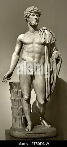 Statua maschile tipo Diomede Cuma-Monaco con testa ritratto di Lucio Vero - männliche Statue vom Typ Diomede Cuma-Monaco mit Porträtkopf von Lucius Verus nationales Archäologisches Museum von Neapel Italien. Stockfoto