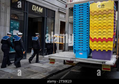 Vor dem Gedenktag sind Mitglieder der britischen Royal Navy am 2. November 2023 in der City of London, dem Finanzbezirk der Hauptstadt, um Spenden für den Poppy Appeal der Royal British Legion zu sammeln. Stockfoto